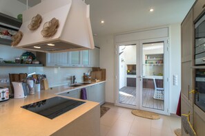 Microondas, horno, lavavajillas y cafetera o tetera