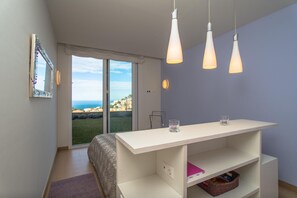 4 dormitorios y tabla de planchar con plancha