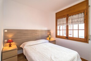 2 habitaciones y tabla de planchar con plancha 