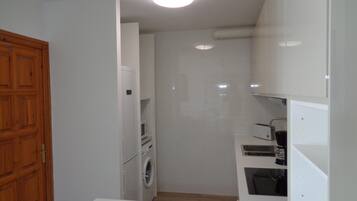 Réfrigérateur, four, cafetiÚre/bouilloire, grille-pain