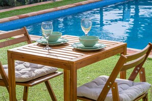Outdoor dining - Nice apartment in small community with pool. (Begur)