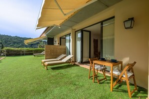 Outdoor dining - Nice apartment in small community with pool. (Begur)