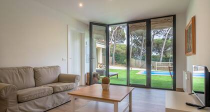 Nice apartment in small community with pool.