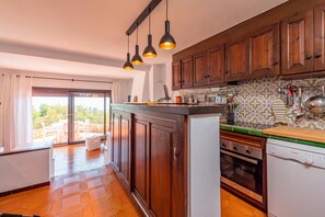 Kühlschrank, Mikrowelle, Ofen, Geschirrspüler