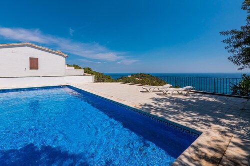 Nice apartment with magnific sea views and pool.