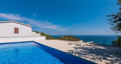 Nice apartment with magnific sea views and pool.