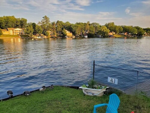 Cottage with river view & minutes away from beach