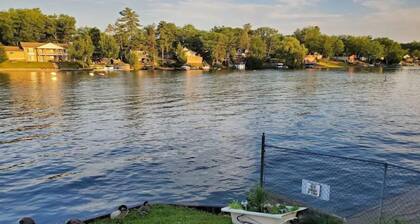 Cottage with river view & minutes away from beach