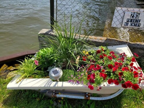 Cottage with river view & minutes away from beach