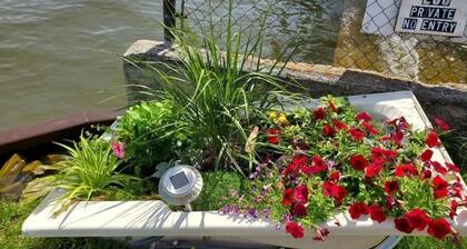 Cottage with river view & minutes away from beach