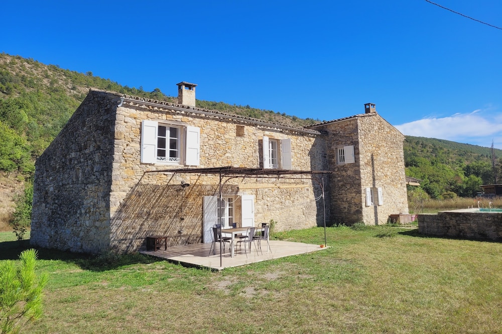 les ecuries du Mouni de Roche havre de paix dans le parc du Luberon en Provence
