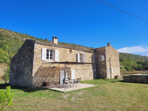 Les écuries du Moulin de Roche havre de paix dans le parc du Luberon en Provence