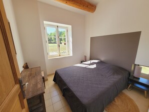2 bedrooms, iron/ironing board, travel cot, free WiFi