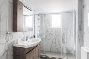 تجهيزات دش، مجففات شعر، مناشف، صابون