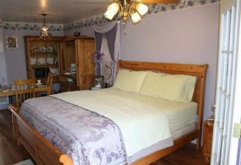 Gardeners Cottage-king-balcony-jetted Tub -Cottage - Cotile Lake, LA