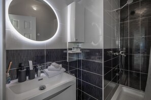 Bruser, hårtørrer, håndklæder, Toiletpapir