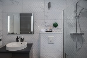 Een douche, een haardroger, handdoeken, toiletpapier
