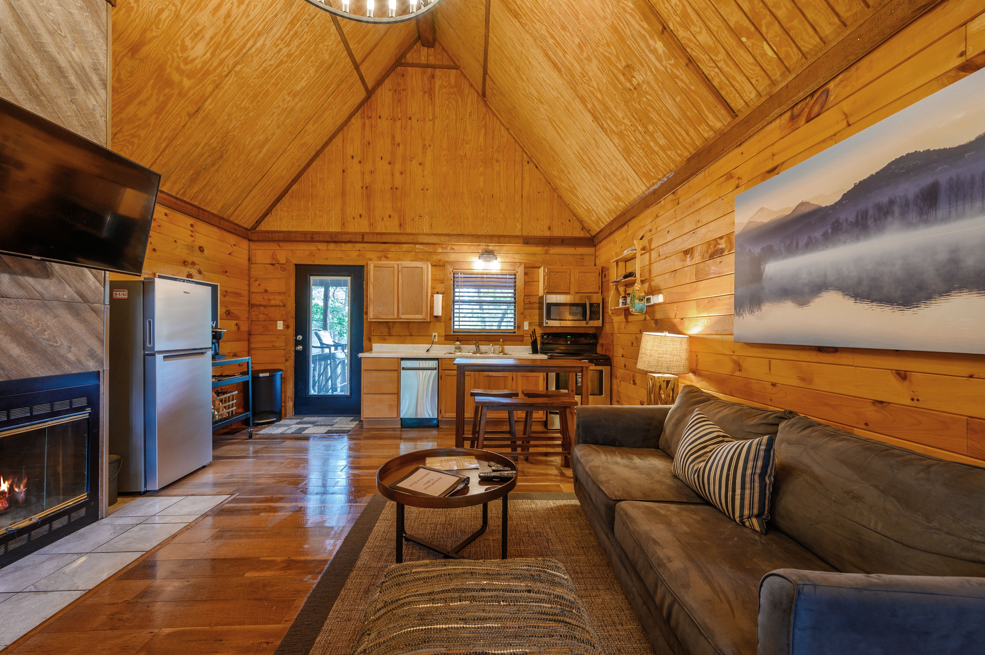 Arrowhead Cabin, Cozy & Secluded in Tree Tops w/ Hot Tub