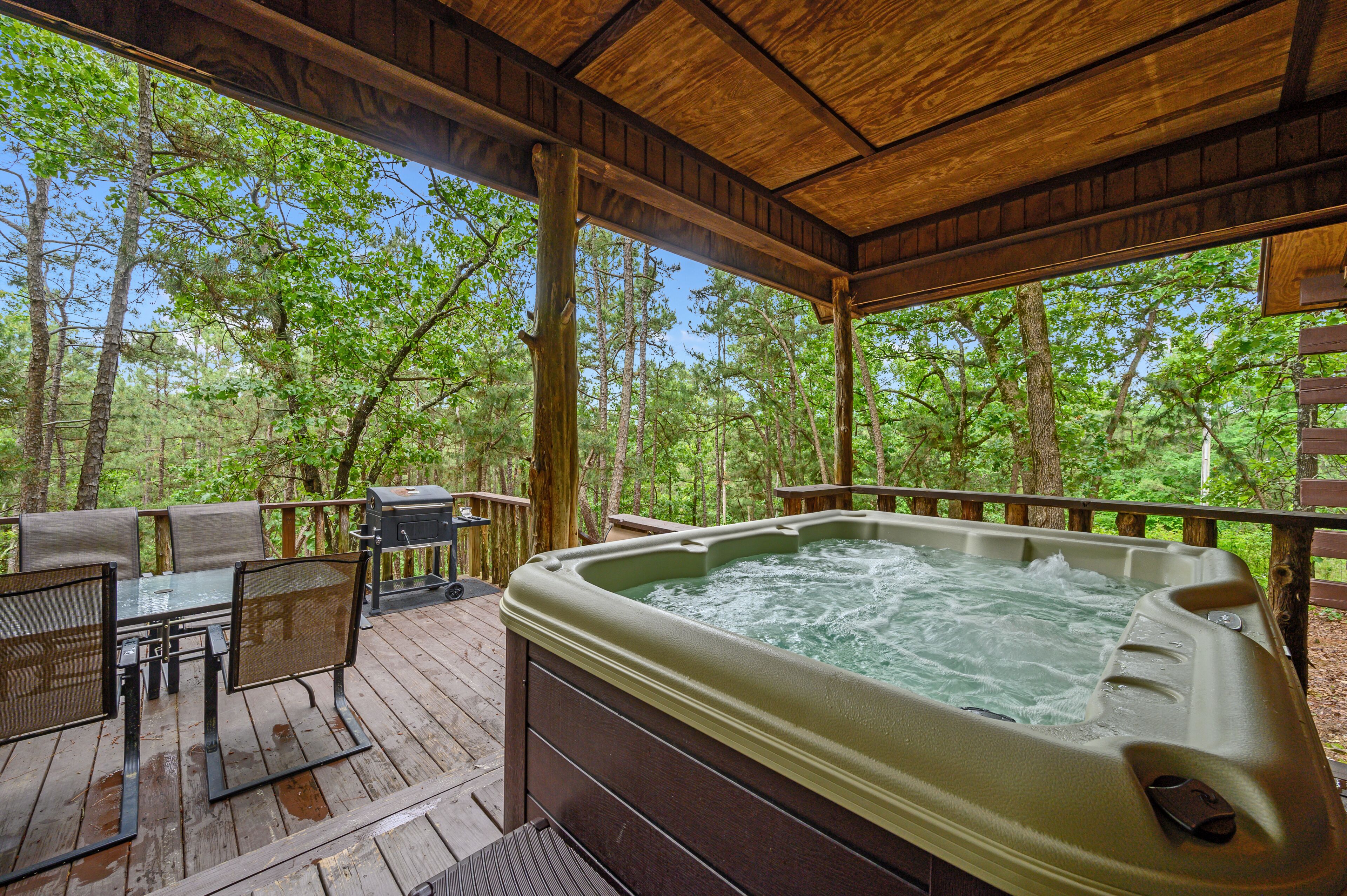 Arrowhead Cabin, Cozy & Secluded in Tree Tops w/ Hot Tub