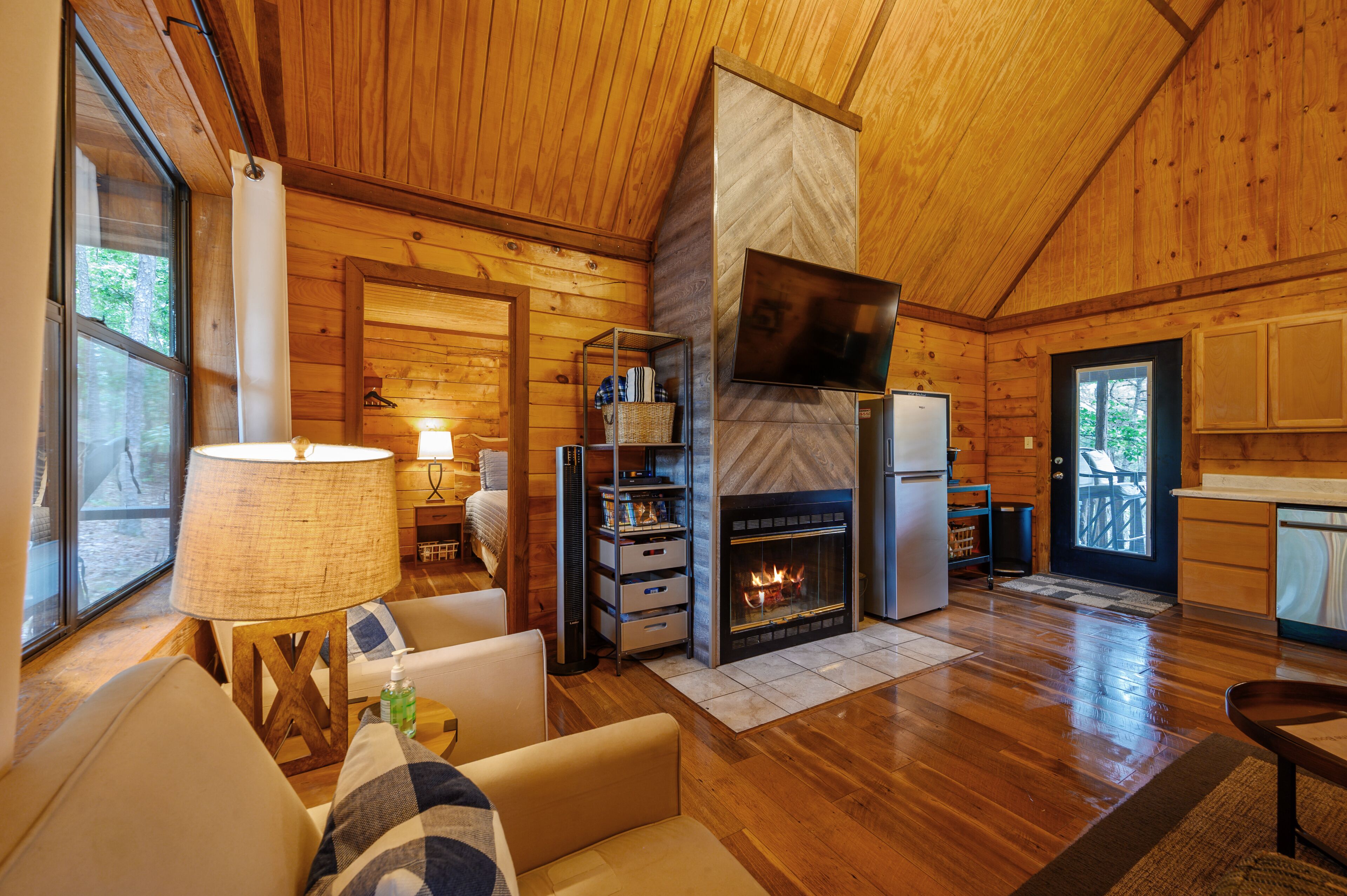 Arrowhead Cabin, Cozy & Secluded in Tree Tops w/ Hot Tub