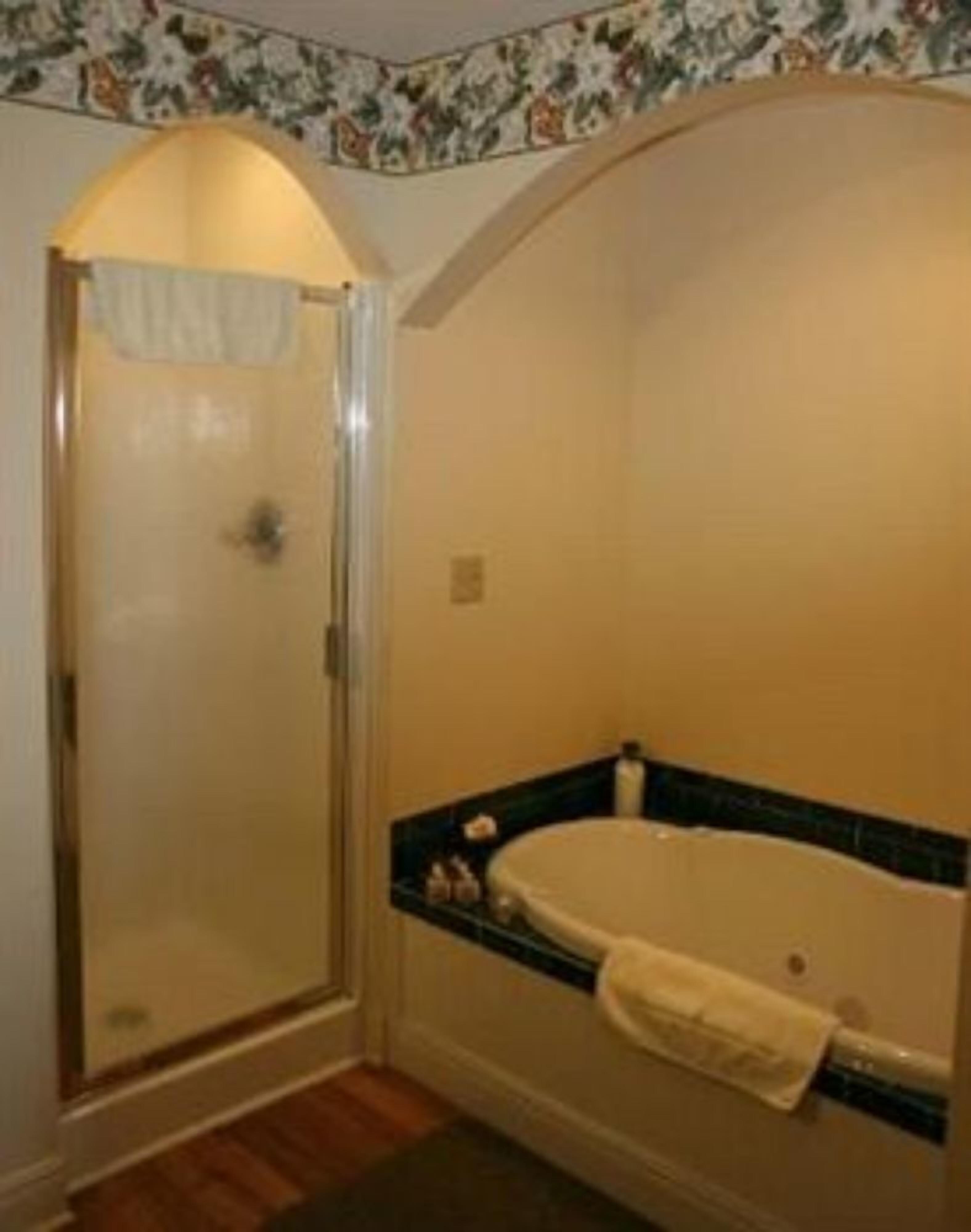 Magnolia Room in Carriage-Queen-Jacuzzi-Cottage-Ba