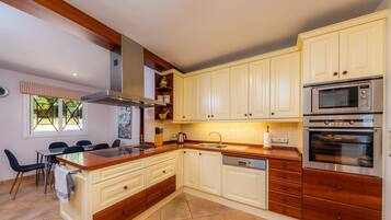 Een koelkast, een microgolfoven, een oven, een kookplaat