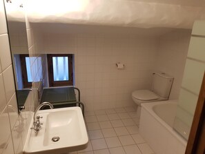 Badewanne, Haartrockner, Toilettenpapier