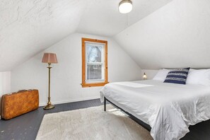 3 soverom, skrivebord, strykejern/-brett og reiseseng for barn