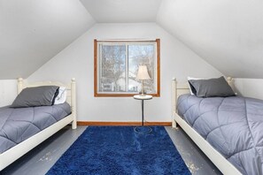 3 makuuhuonetta, työpöytä, silitysrauta/-lauta, vauvan matkasänky