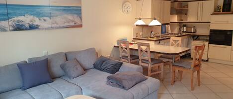 Fernseher, DVD-Player, Stereoanlage