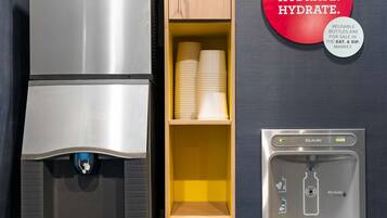 Un dispensador de agua y un refrigerador en un entorno comercial.