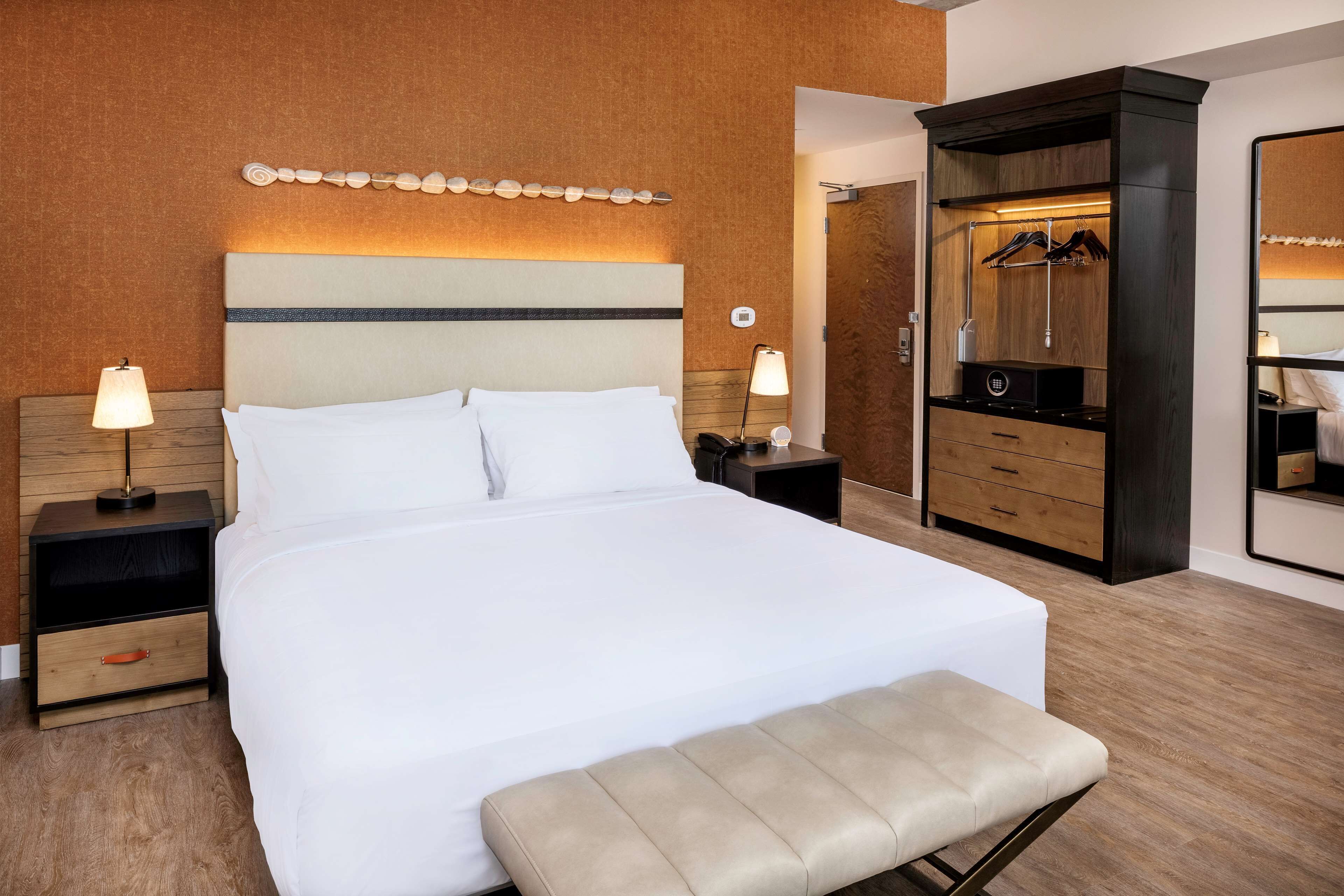 classic room, 1 king bed | 1 bedroom, in-room safe, individually decorated, individually furnished