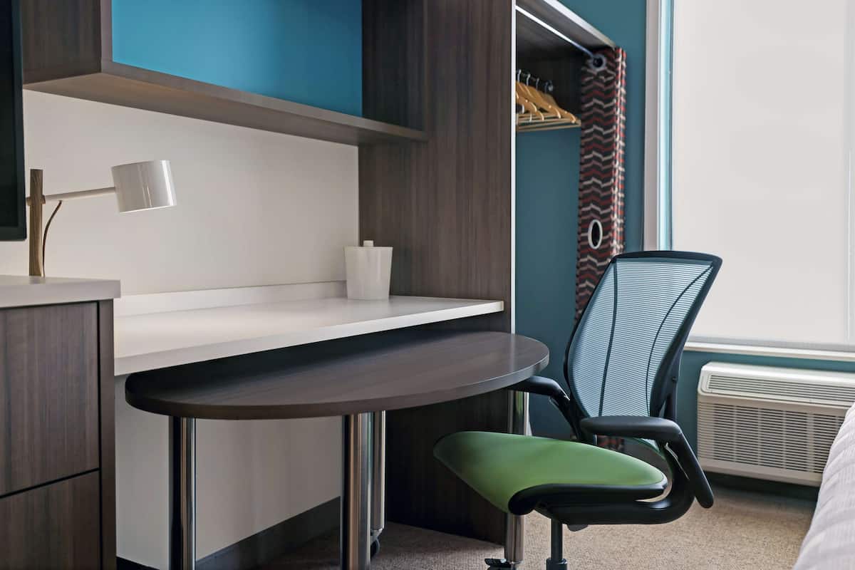 Een bureau, een strijkplank/strijkijzer, gratis babybedden, beddengoed