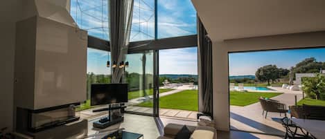 Télévision LCD, cheminée