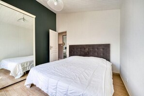 5 bedrooms, free WiFi, bed sheets