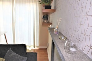 Interior - Oldbrook Lovely 3 bedroom house FREE WIFI AND NETFLIX (Oldbrook)