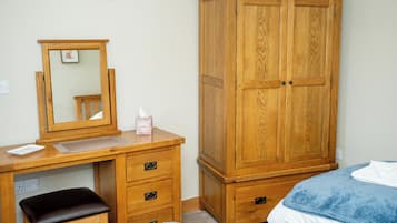 3 bedrooms, iron/ironing board, WiFi (free), bed sheets