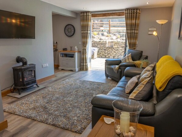 Älytelevisio, takka, kirjoja