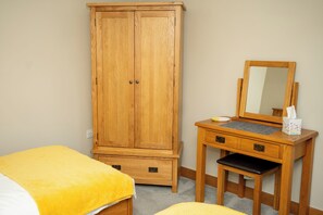 3 chambres, fer et planche à repasser, lit parapluie, Wi-Fi gratuit