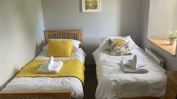 3 quartos, ferros/tábuas de passar roupa, berço de viagem