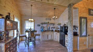 Réfrigérateur, micro-ondes, cafetiÚre/bouilloire, grille-pain