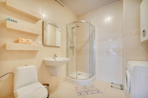 Appartamento, 1 camera da letto, balcone, lato spiaggia | Bagno | Doccia, asciugamani
