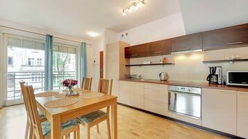 Microwave, cookware/dishes/utensils