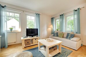 Appartement, 1 chambre, balcon, en bord de plage | Salle de séjour