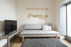Flat-screen TV - Pylosea Luxury Lodge (Pylos-Nestoras)