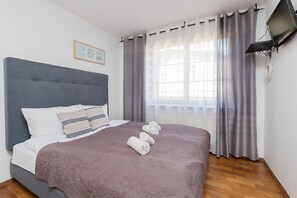 1 bedroom, bed sheets