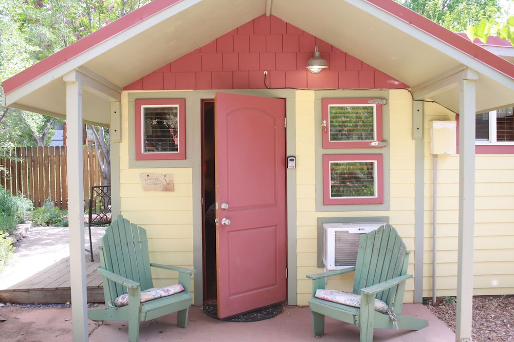 Kenzie's Comfort Cottage- Sleeps 2
