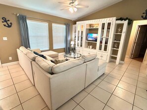 Una televisión, un reproductor de DVD, una mesa de tenis de mesa