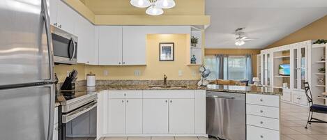 冷蔵庫、電子レンジ、オーブン、コンロ