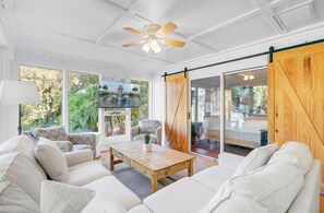 Smart-tv, een dvd-speler, een tafeltennistafel en een printer